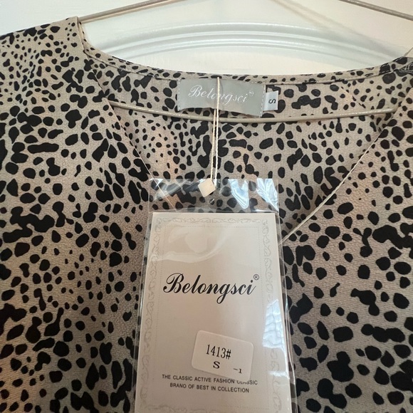 Casual Blouse. Animal print. Balloon sleeve V Neck - Picture 2 of 5